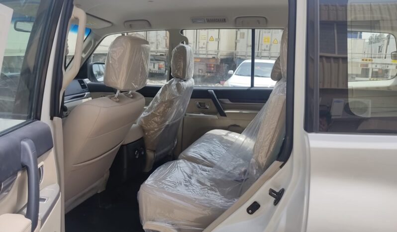 PAJERO 2018 WHITE MID OPTION full