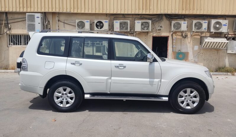 PAJERO 2018 WHITE MID OPTION full
